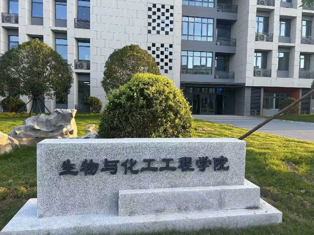 左贡县扬州职业大学体育场高杆灯项目
